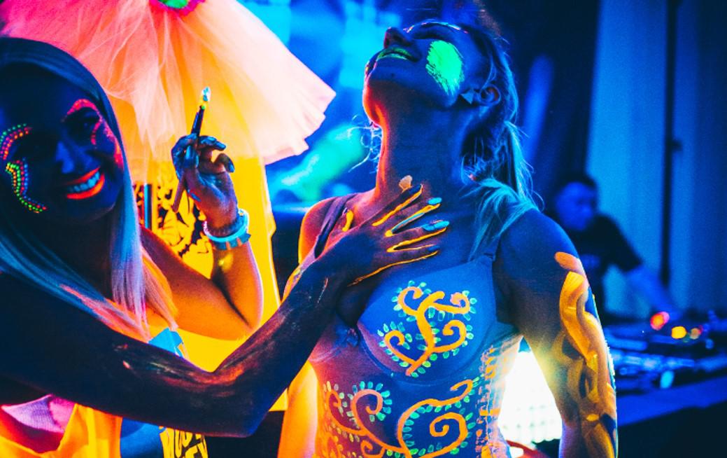 fluo party, fluo makeup, makijaż fluorescencyjny, pretty ladies