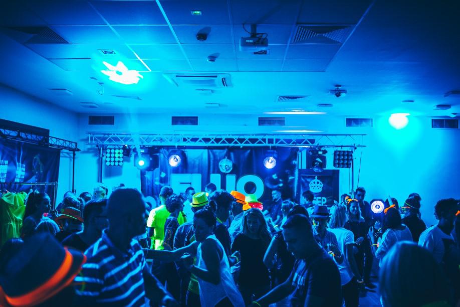 fluo party, impreza fluo, tańce, uczestnicy