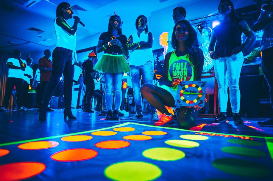 twister na evencie, integracja, fluo party