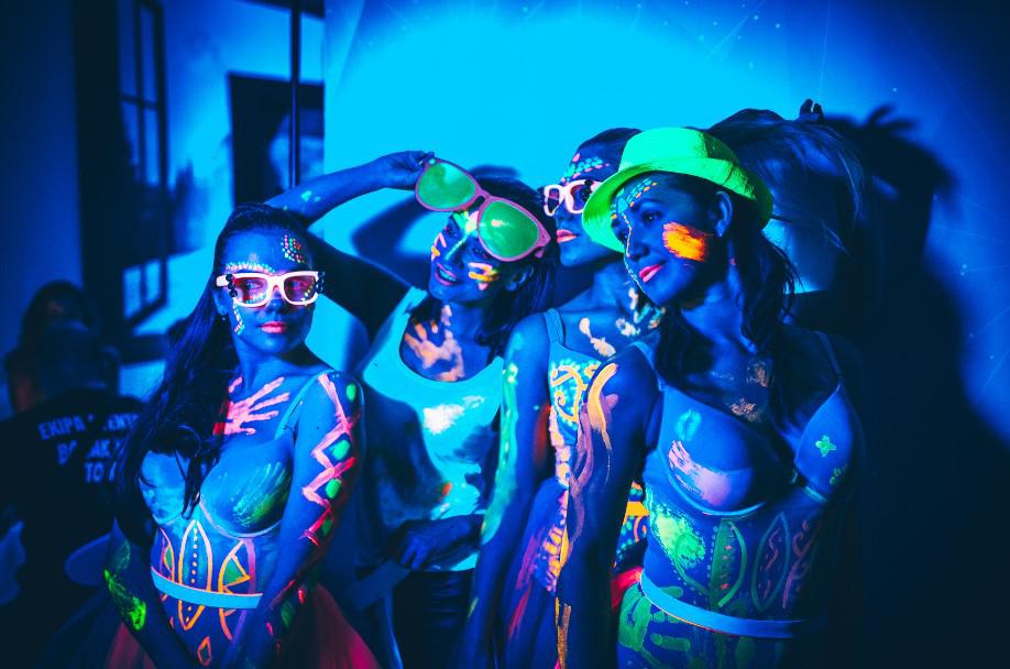 fluo girls, hostessy, tancerki