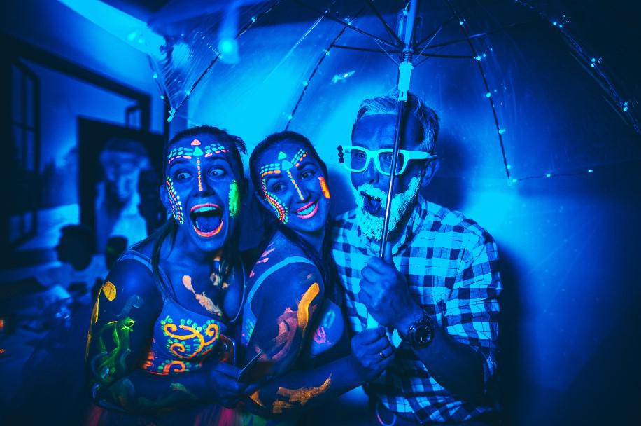 fluo dziewczyny i fluo brodacz