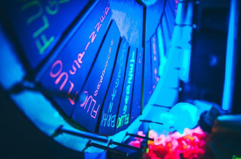 Fluo Party – energetyczna impreza firmowa w świetle UV