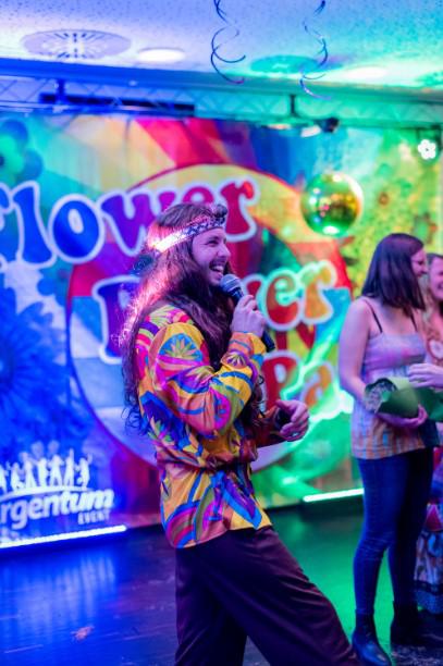 Hipis, Flower Power, Impreza hipisowska