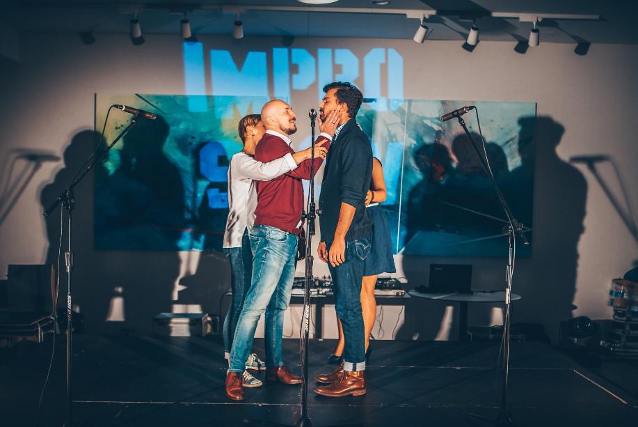 kabaretowa improwizacja, występ kabaretu, sztuka impro