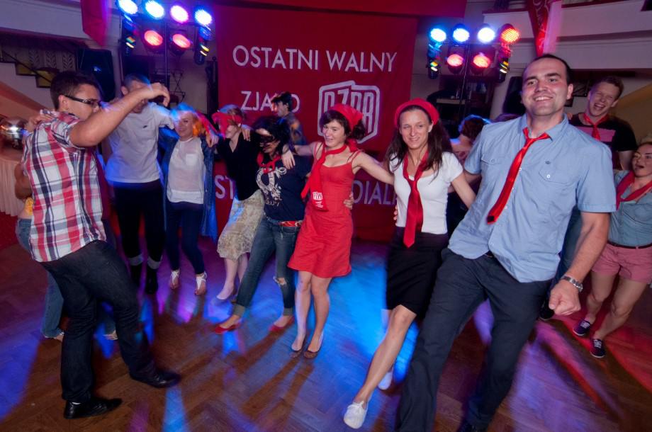 tańce na imprezie wieczornej dla pracowników
