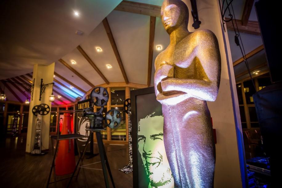 Wręczenie złotej statuetki zwycięskiej ekipie filmowej na gali Magia Hollywood