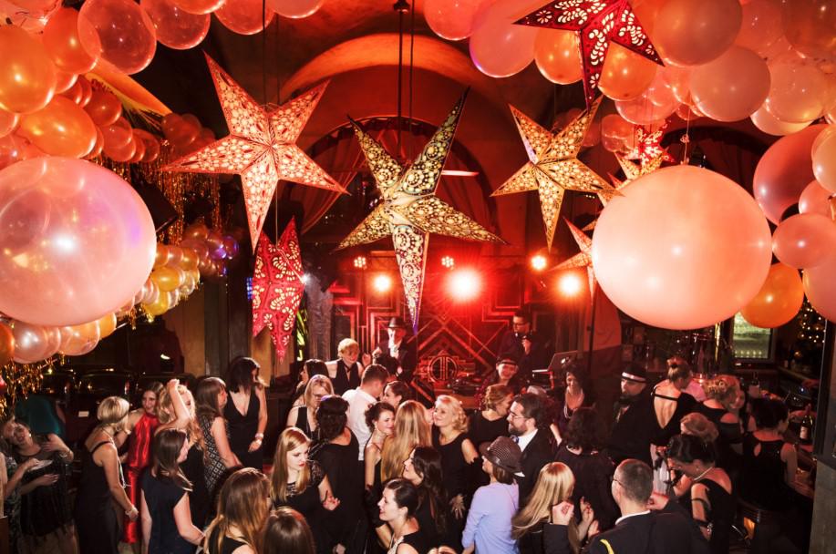 impreza firmowa w stylu gatsbiego