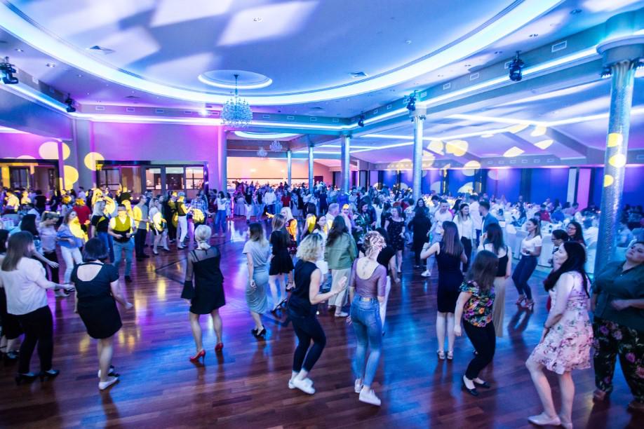 impreza wieczorna, parkiet, tańce