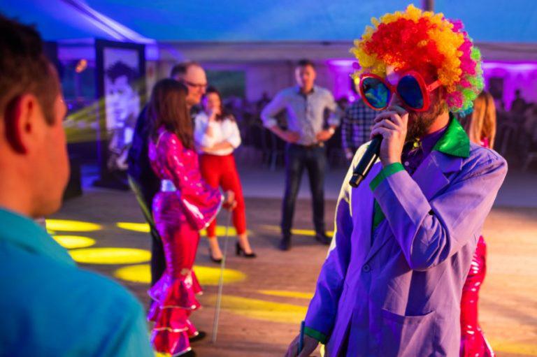 Saturday Night Fever – parkiet i klimat lat 70. na firmowej imprezie tematycznej