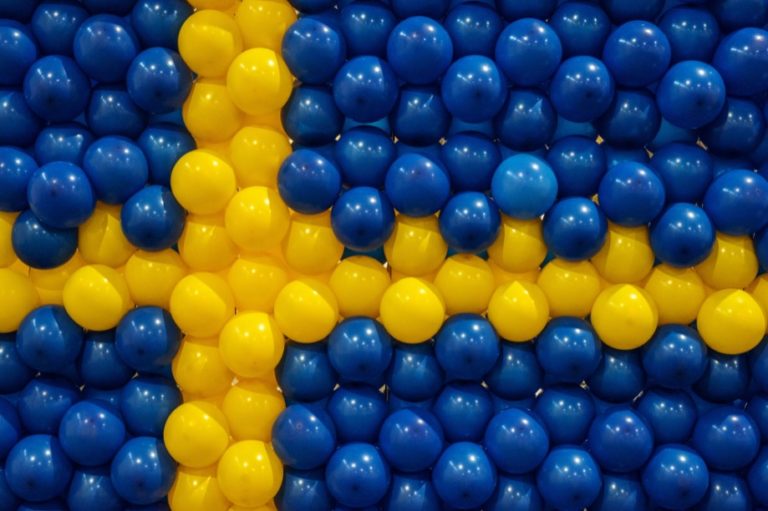 dekoracja balonowa w formie flagi szwecji