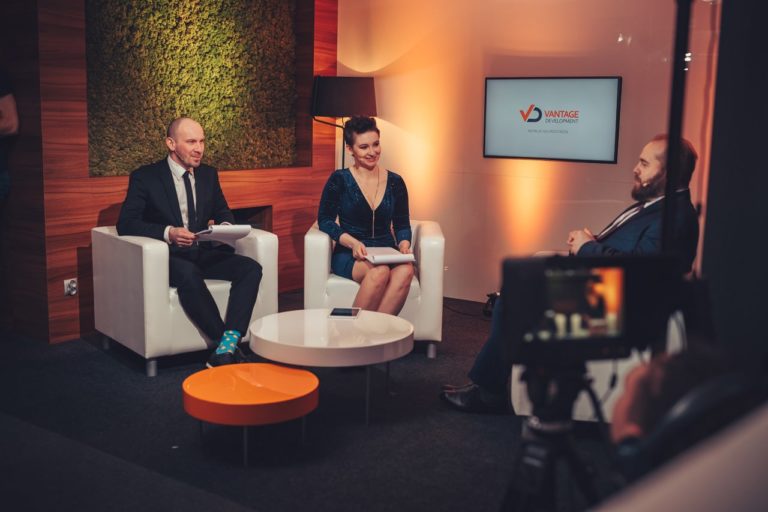 prowadzący event online