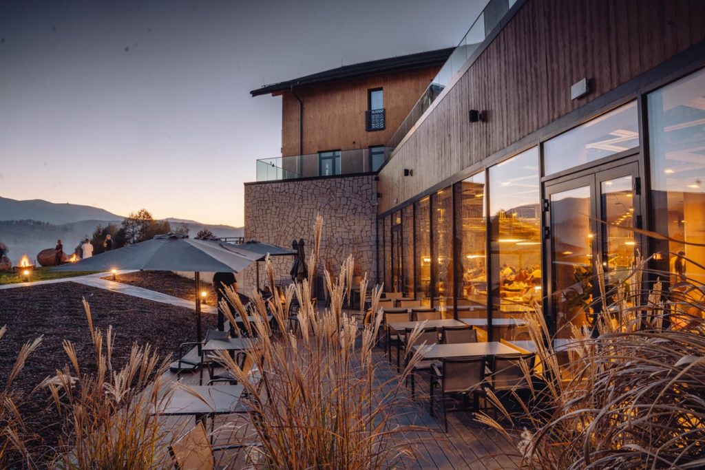 lake hill resort & spa patio