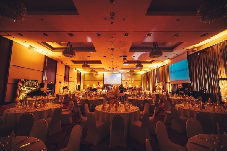 Wielki Gatsby Party – przepych i złoto na firmowej imprezie tematycznej