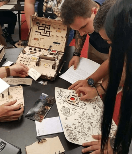 uczestnicy w trakcie rozgrywki mystery box challenge, team building dla firm