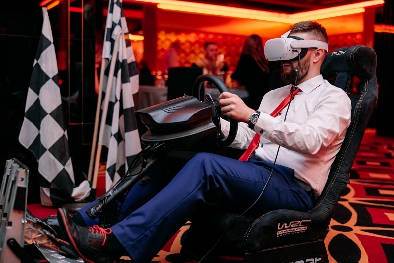 symulator wyścigów Oculus VR na evencie w klimacie James'a Bonda