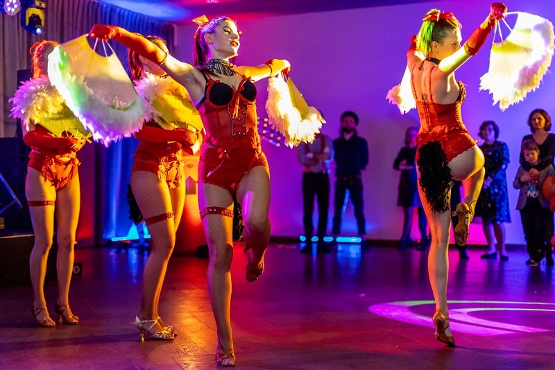 występ rewii na imprezie tematycznej Wieczór w Paryżu