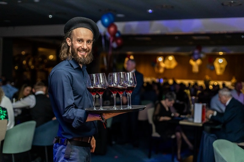 kelner niosący wino, wieczór w paryżu, event firmowy