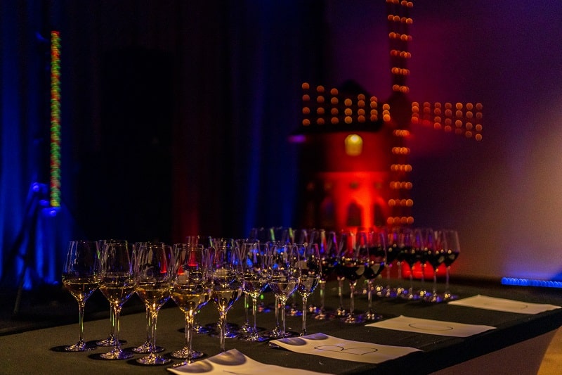 impreza tematyczna Wieczór w Paryżu, kieliszki z szampanem