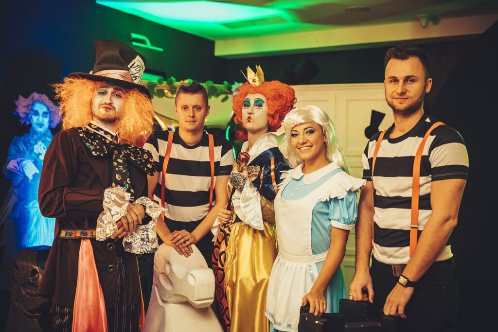 event managerowei na imprezie w stylu Alicji w krainie czarów