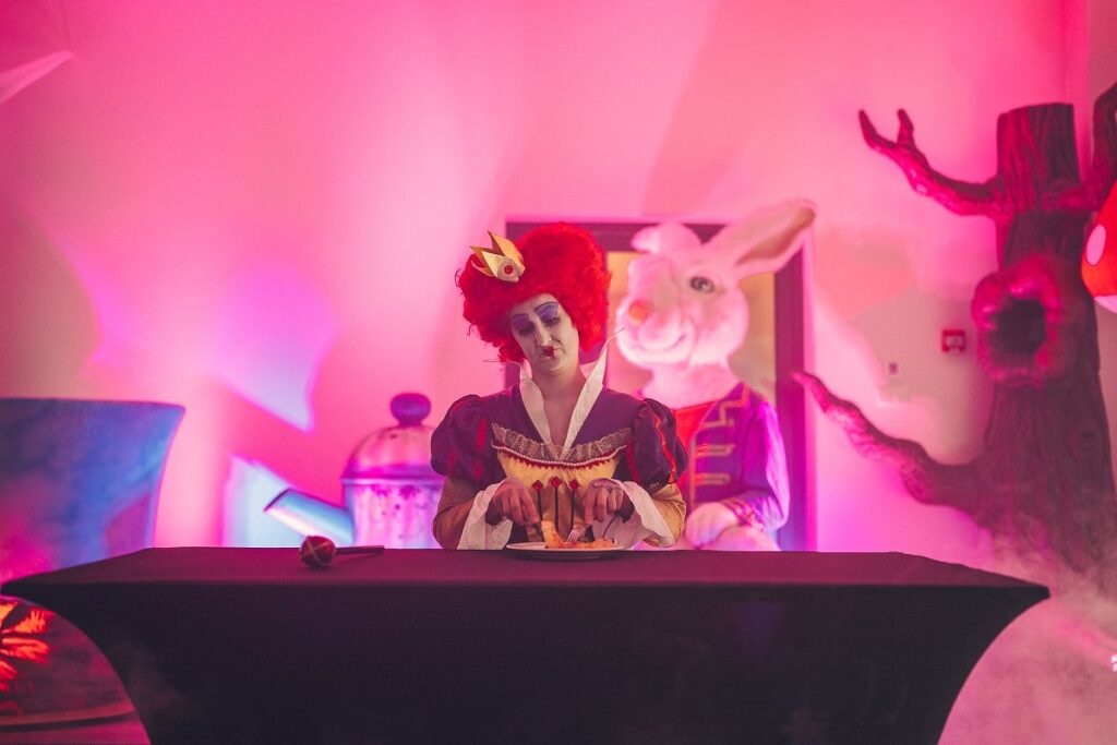 impreza w stylu alicji w krainie czarów, królowa kier