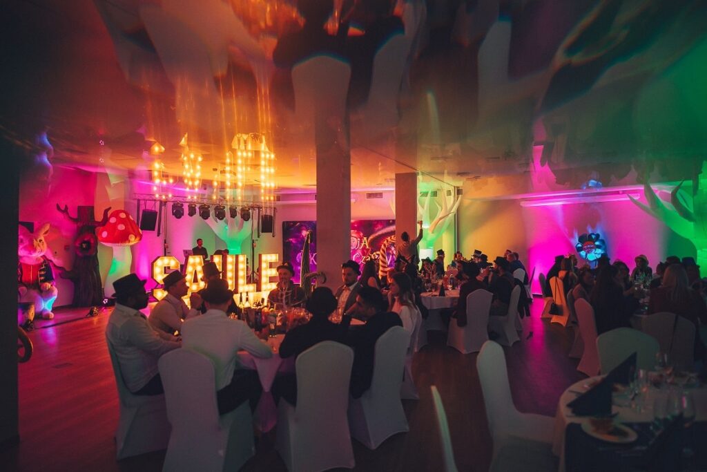 impreza wieczorna dla firm w klimacie alicji w krainie czarów