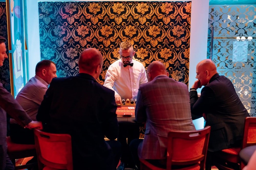 gra w pokera na evencie o tematyce James'a Bonda