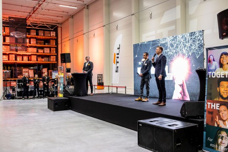 konferencja firmowa w magazynie