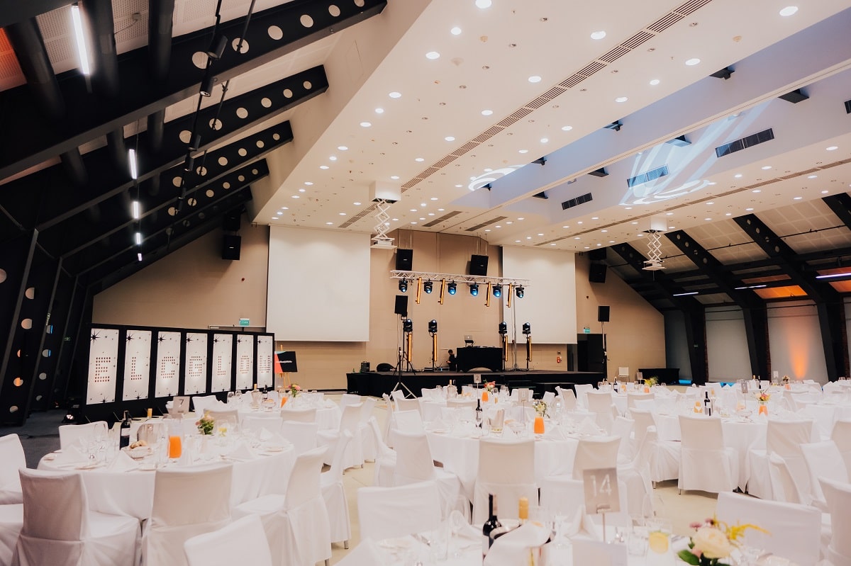 sala przygotowana na wydarzenie firmowe