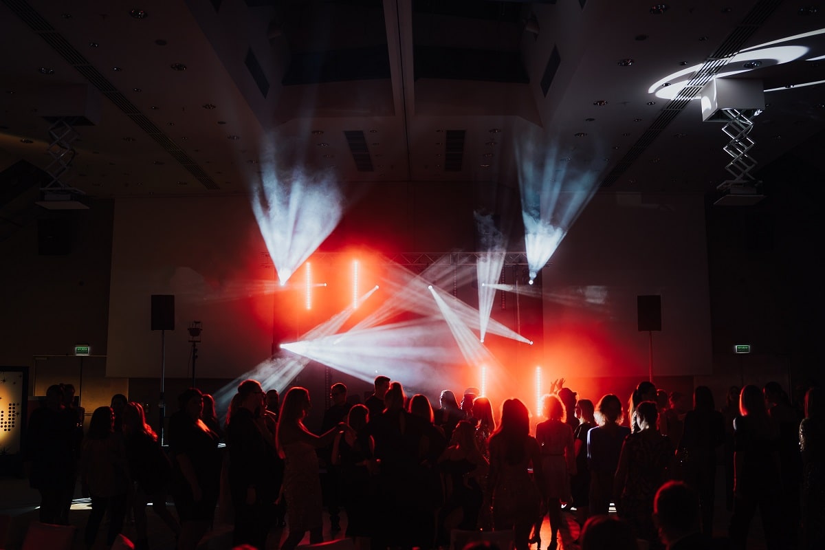 wieczorne tańce na imprezie firmowej