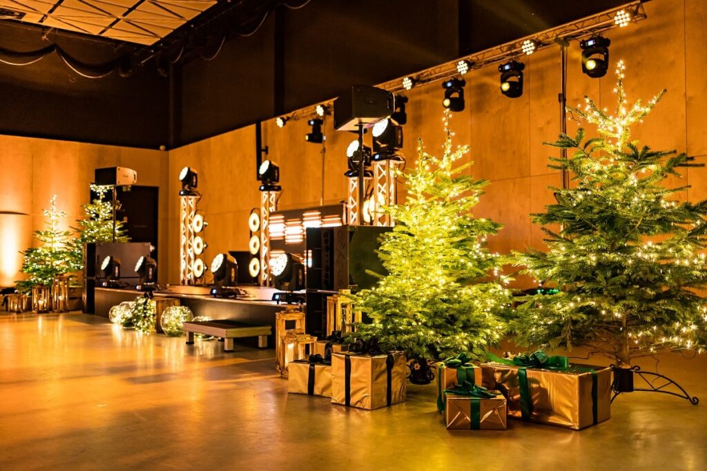 scena i dekoracje na sali z okazji firmowego eventu świątecznego