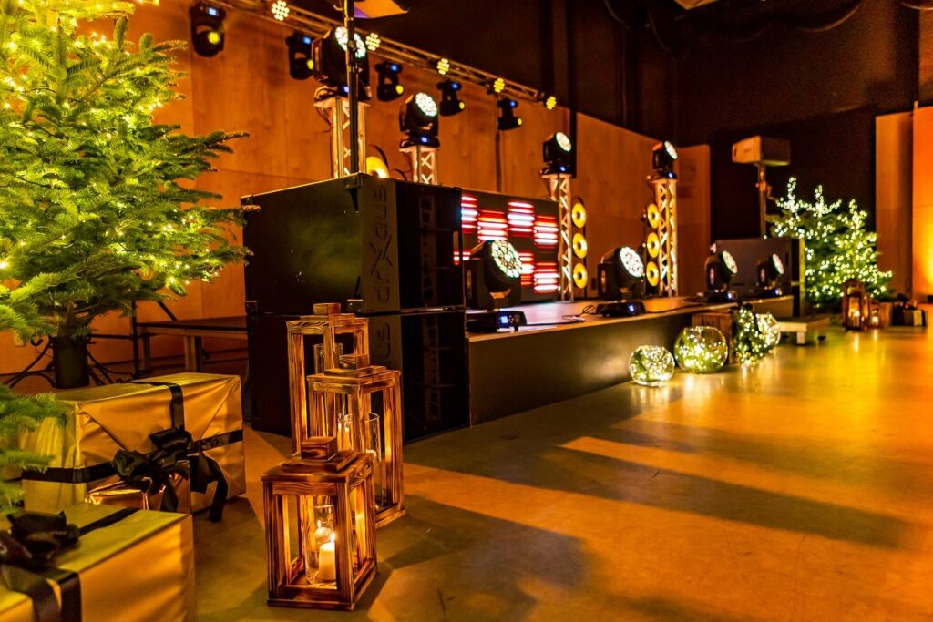 scena i dekoracje na sali z okazji firmowego eventu świątecznego