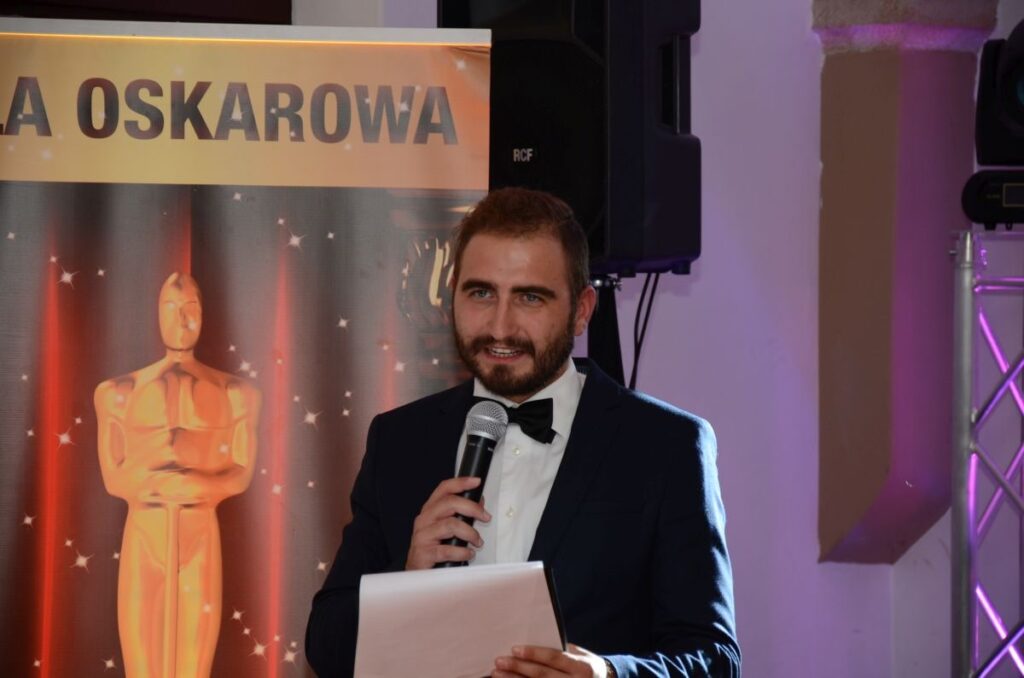 gala filmowa - konferansjer prowadzi rozdanie statuetek