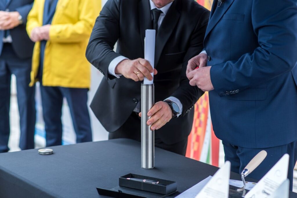 pamiątkowa tuba, event z okazji wmurowania kamienia węgielnego dla firm