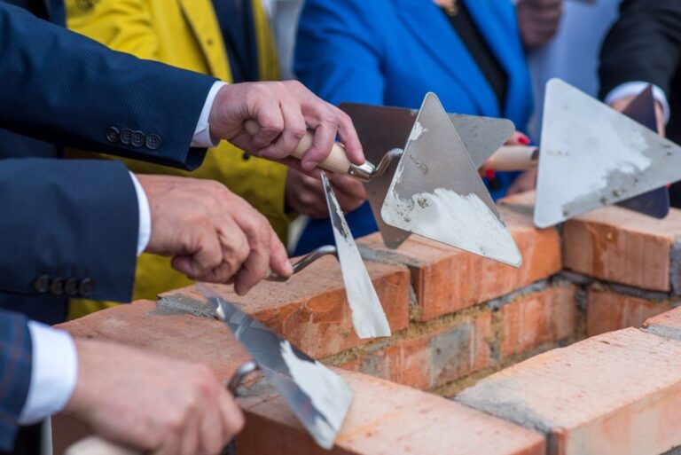 wmurowanie kamienia węgielnego i pamiątkowej tuby, event dla firm