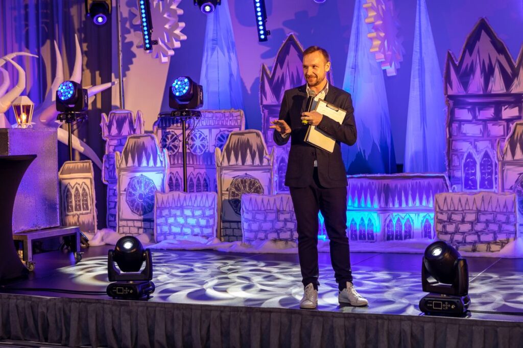 Konferansjer na scenie przed lodowym zamkiem podczas Winter Party w Sopocie