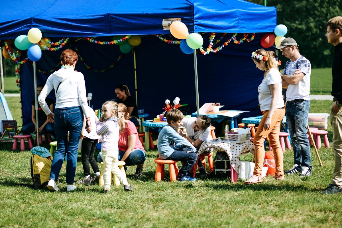 Kolorowa strefa animacji dla dzieci z balonami i dekoracjami – piknik firmowy