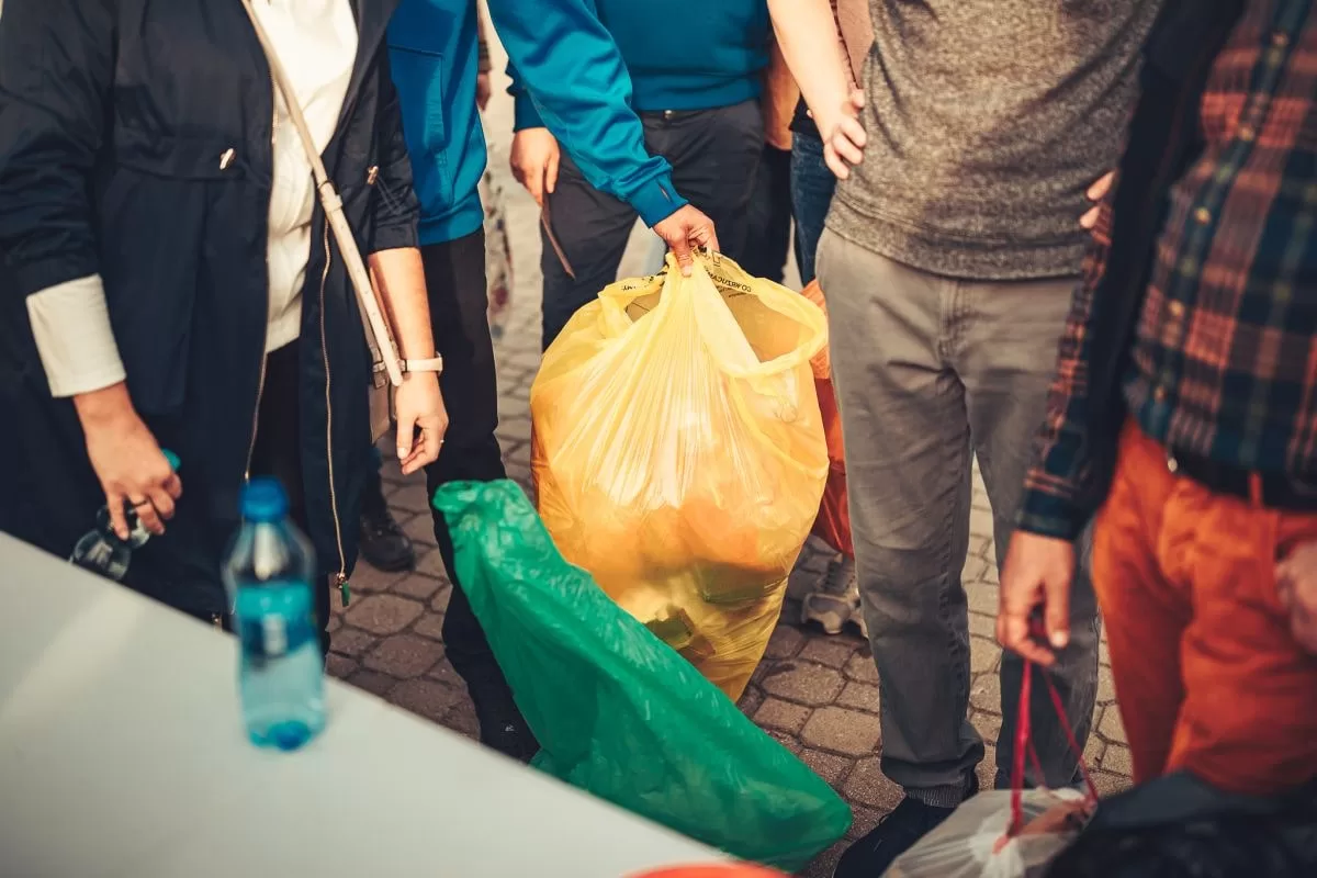 zadanie ekologiczne - zbieranie śmieci w trakcie gry terenowej