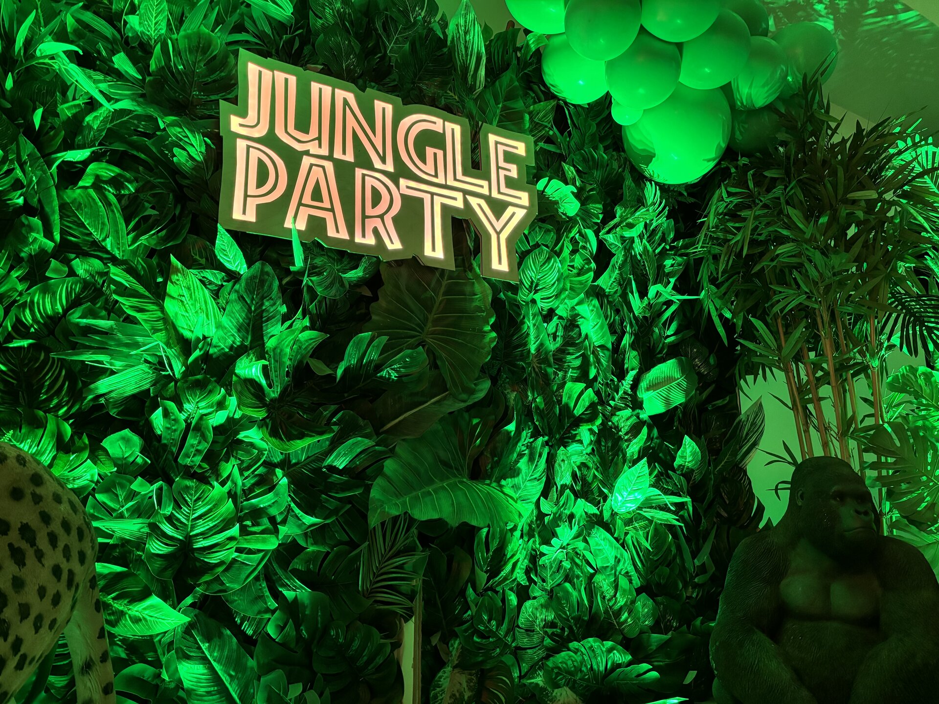 Jungle Party – tropikalna scenografia, egzotyczne rośliny i klimat dżungli na firmowej imprezie tematycznej