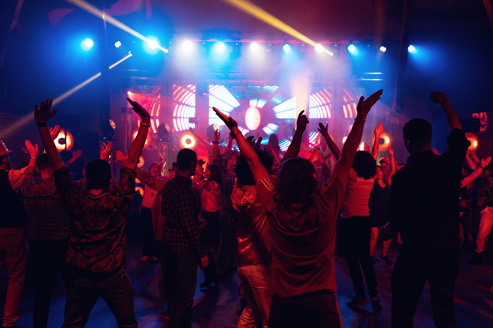 Firmowa impreza tematyczna – scena i oświetlenie podczas wieczornego eventu