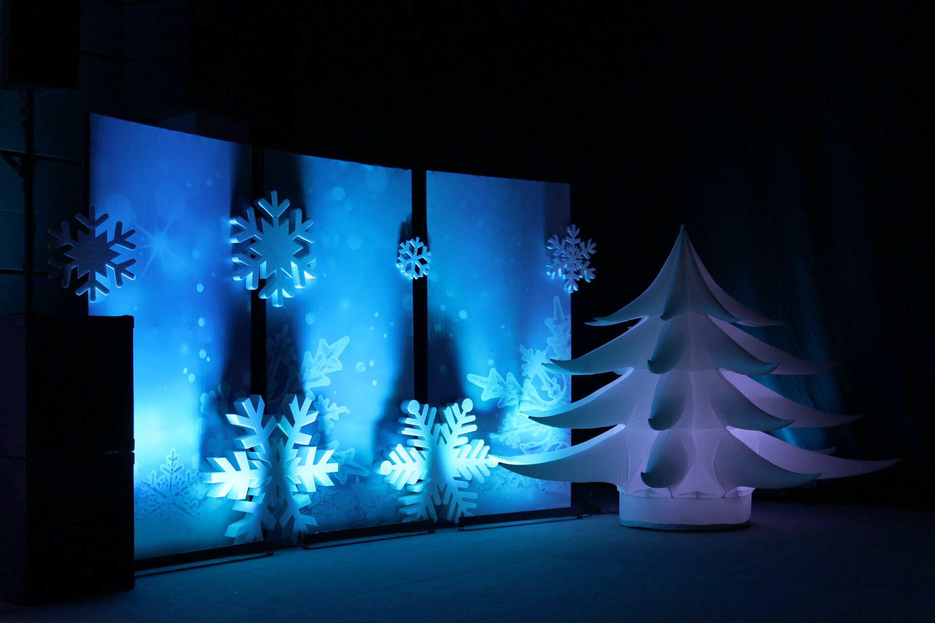 Winter Party – lodowe dekoracje, srebrno-biała scenografia i mroźny klimat na firmowej imprezie tematycznej