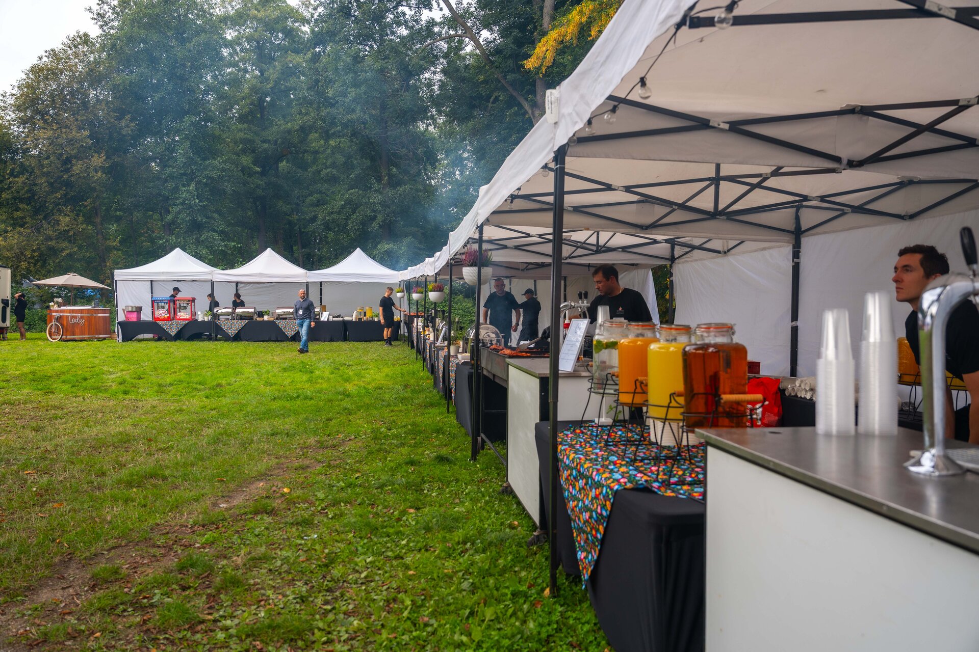 Catering na pikniku firmowym – bufet, food trucki, diety specjalne i obsługa