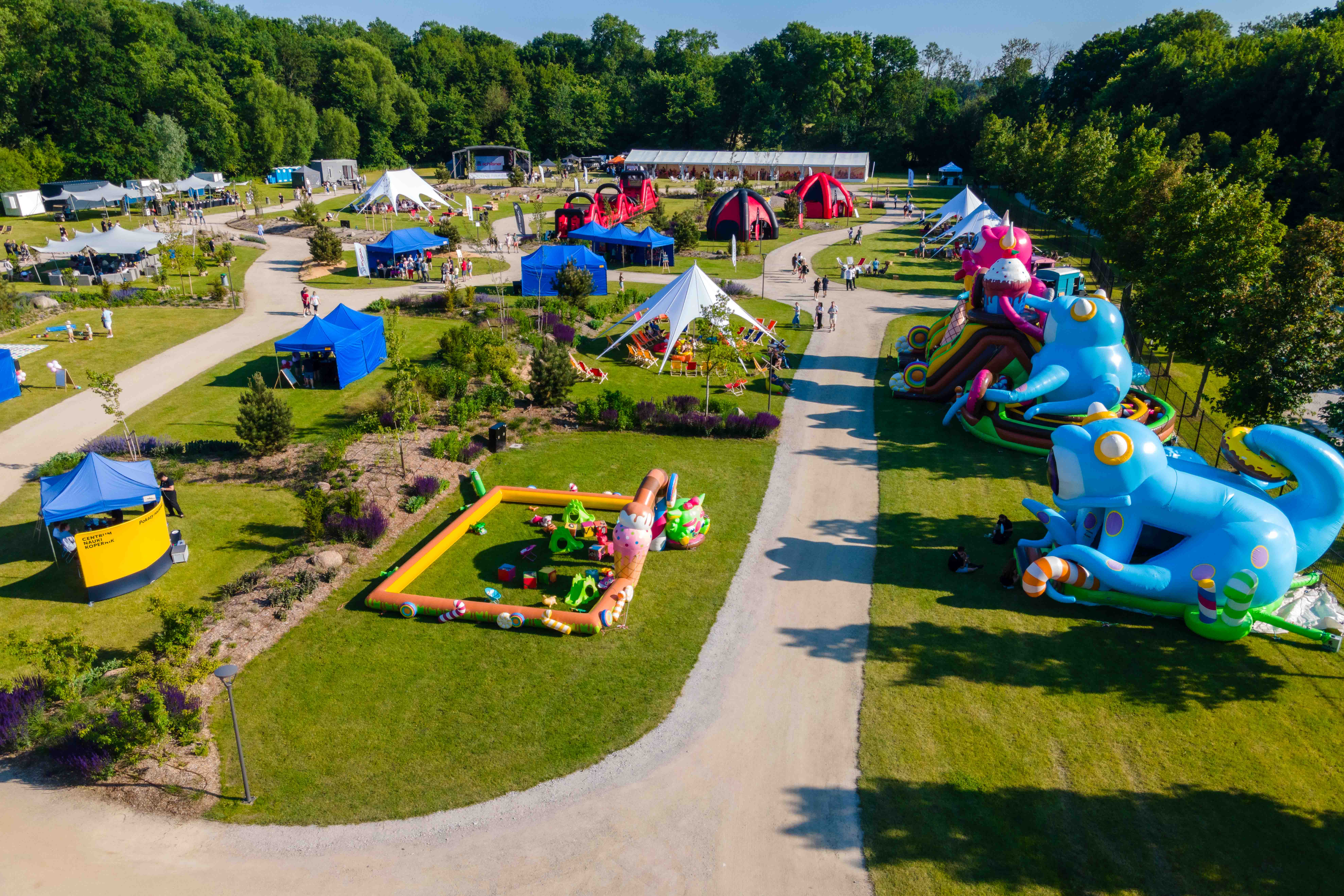 Ujęcie miasteczka piknikowego Zamku Topacz z lotu ptaka podczas pikniku firmowego