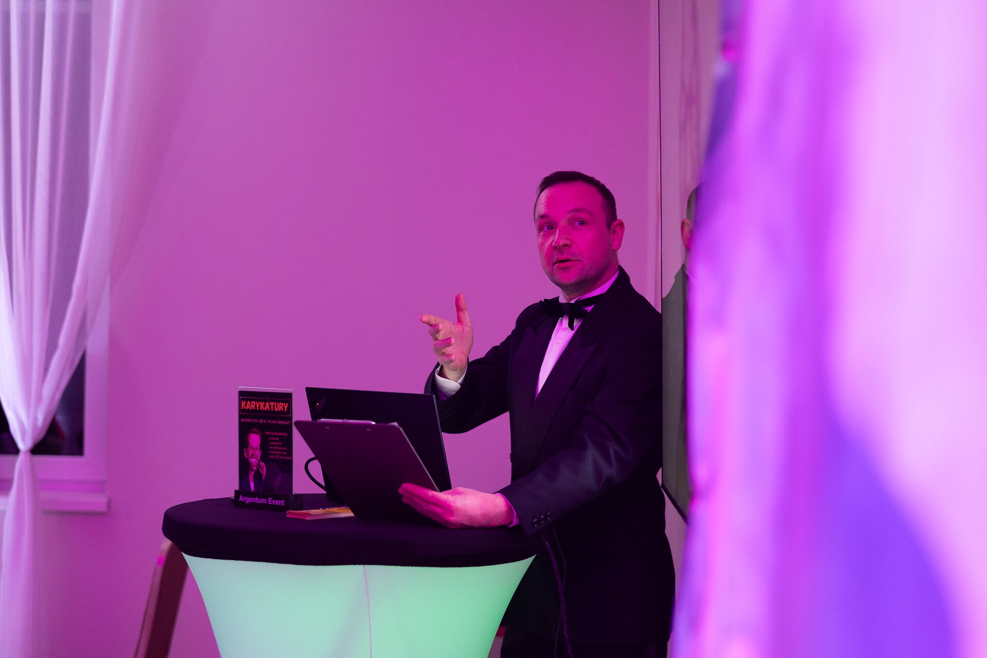 Elegancka impreza Billionaires Club dla Grawer Polska w Poznaniu – prowadzący gali w smokingu