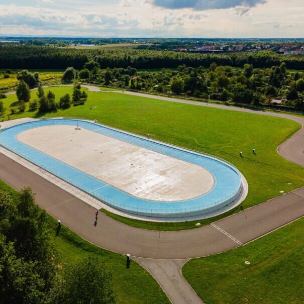 Piknik firmowy Wrocław – Tor Wrotkarski WCT Spartan, zielony teren wewnątrz toru