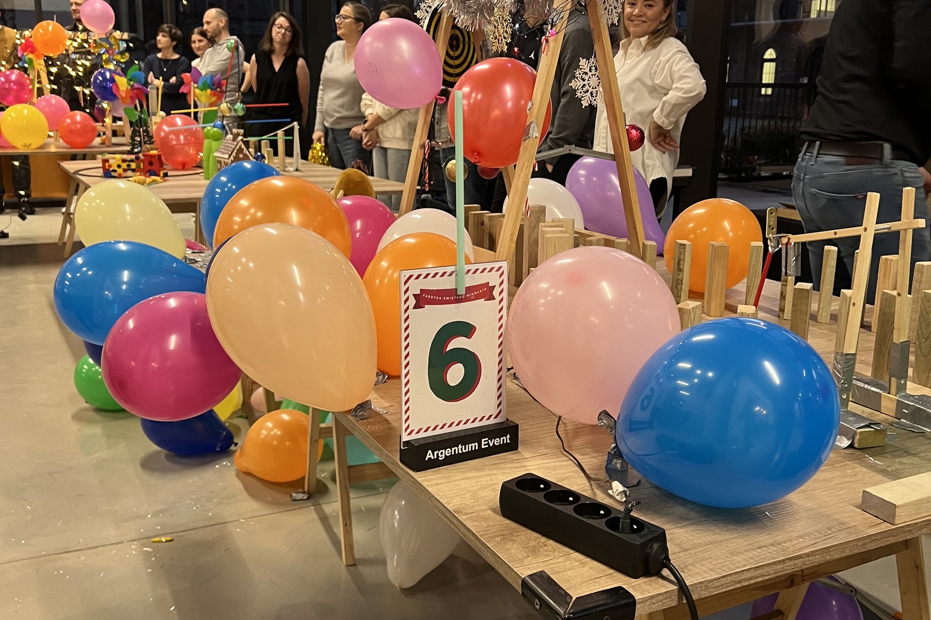 Stanowisko drużyny w Fabryce Świętego Mikołaja – balony i drewniane stelaże