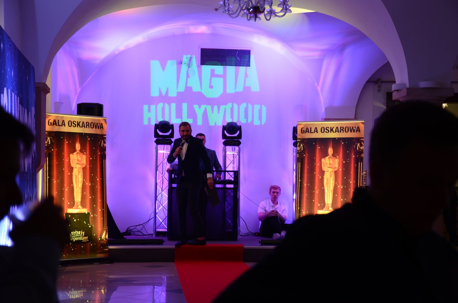 Scena gali filmowej z podświetlonym napisem Magia Hollywood