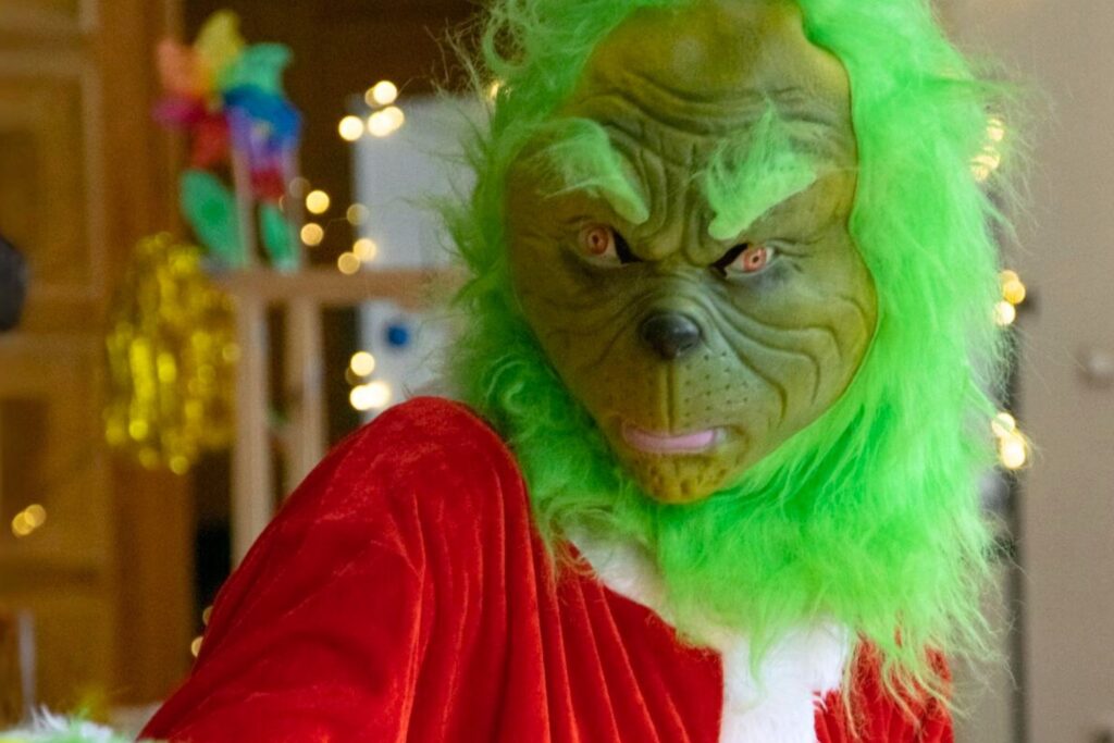 Grinch z girlandą lampek – antagonista fabuły świątecznej integracji