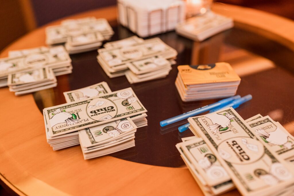 Play money Billionaires Club i bilety VIP na stoliku podczas gry