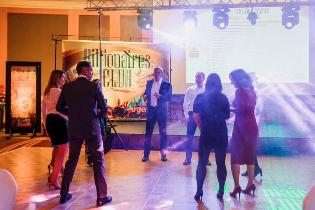 Tańce w dymie i światłach lasera pod sceną Billionaires Club, finał wieczoru
