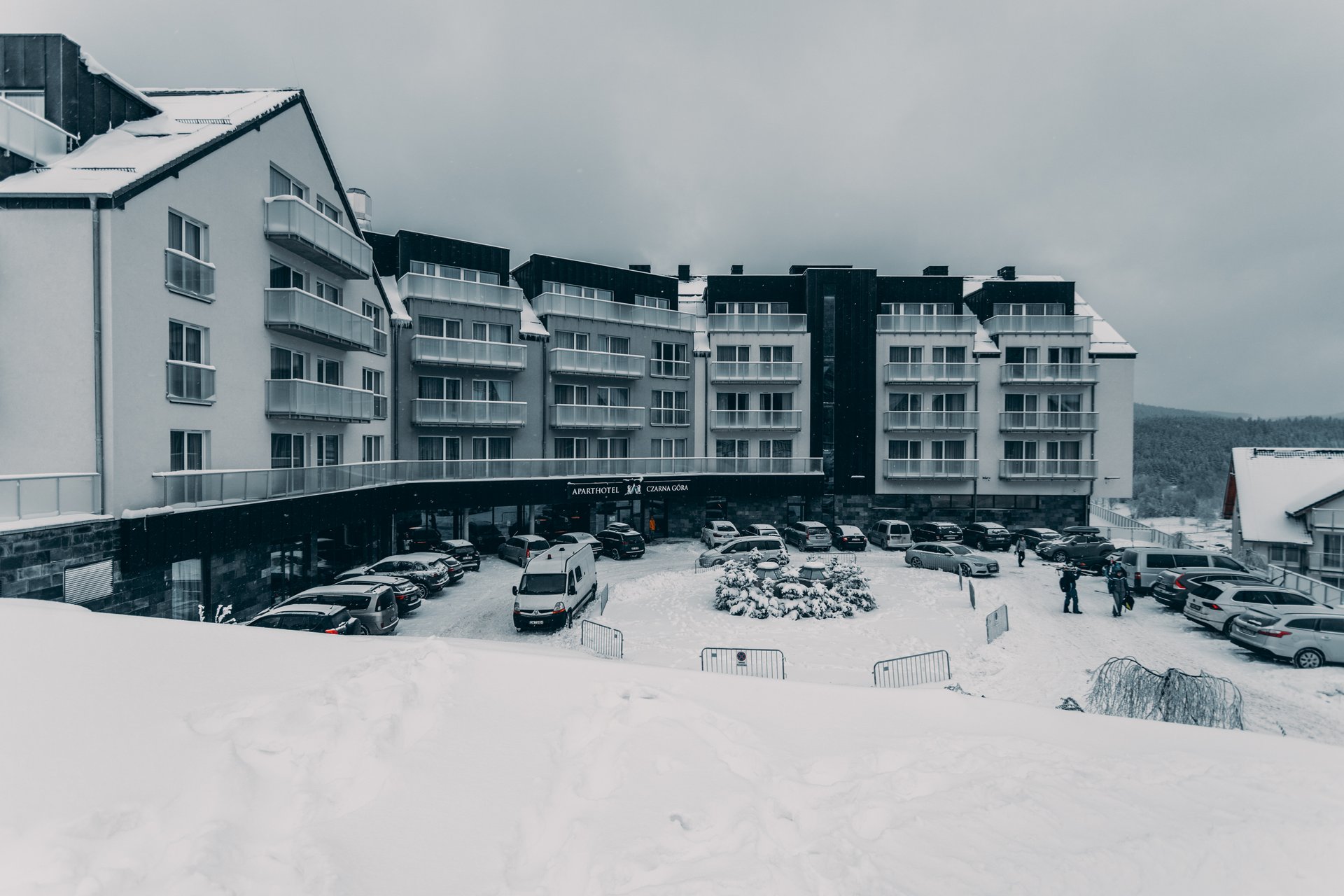 Aparthotel Czarna Góra pod śniegiem, widok od strony parkingu